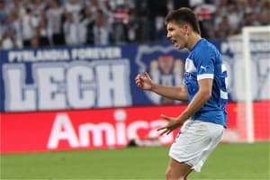 Mateusz Możdżeń cieszy się po strzeleniu gola