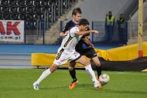 Adrian Pietrowski w walce z Kamilem Jackiewiczem w barwach Polonii Bytom