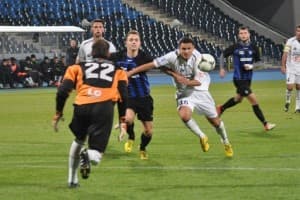 Michał Masłowski (w środku) rozegrał dobry mecz, ale jego gol nie wystarczył do pokonania Termaliki