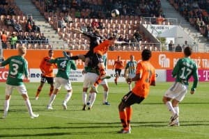 Zamieszanie pod bramką Wojciecha Pawłowskiego (Lechia)