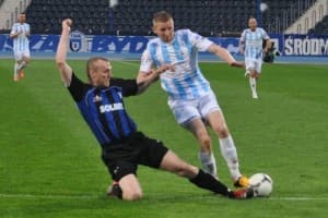 Łukasz Nawotczyński walczy o piłkę z Pawłem Picelukiem