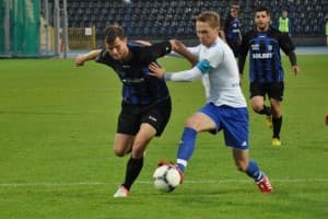 Zawisza (niebiesko-czarne stroje) zmierzy się na wyjeździe z ŁKS-em