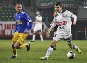 Jakub Kowalski (z lewej) powalczy teraz o miejsce w składzie Widzewa