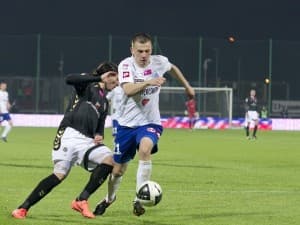 Łukasz Burliga (z prawej, jeszcze w barwach Ruchu) zdobył pierwszą bramkę w ekstraklasie