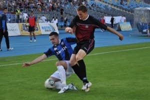 Cezary Stefańczyk walczy o piłkę z Wojciechem Świderkiem
