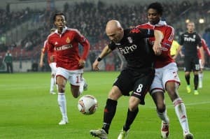 Andy Johnson w walce z defensorem Wisły