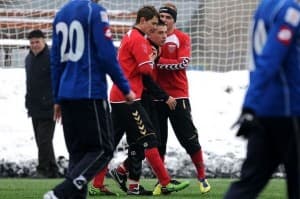 Daniel Mąka w objęciach kolegów z drużyny po zdobytym golu