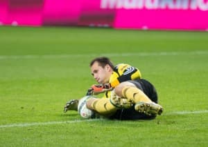 Pavels Steinbors (Górnik Zabrze) mógł mieć pretensje do swoich obrońców za postawę w pierwszych chwilach meczu