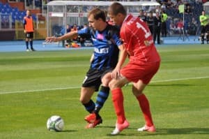 Sebastian Dudek walczy o piłkę z Dariuszem Pietrasiakiem
