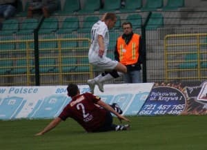 Błażej Radler (Pogoń) próbuje powstrzymać Damiana Piotrowskiego (KS Polkowice)