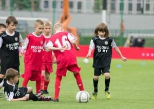 Młodzi piłkarze Polonii w przerwie meczu