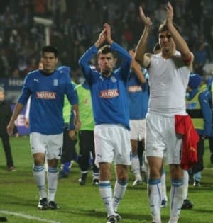 Tomasz Bandrowski (w środku) odzyskał miejsce w pierwszej jedenastce, ale Lech odpadł z Pucharu UEFA.