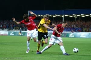 Piłkarze Wisły mieli sporo problemów z powstrzymaniem Jacka Kiełba (w środku)