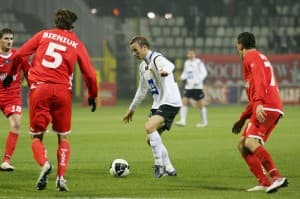 Mindaugas Panka (w tle) przedłużył umowę z Widzewem