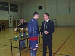 Mikołaj Lebedyński odbiera statuetkę dla najlepszego strzelca imprezy