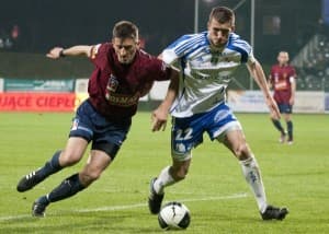 Pogoń Szczecin (bordowe stroje) w tej kolejce zanotowała pewne trzy punkty za sprawą walkowera GKP Gorzów