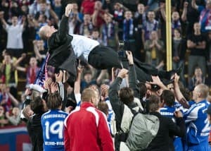 Gracze Podbeskidzia fetujący awans wraz z trenerem Robertem Kasperczykiem