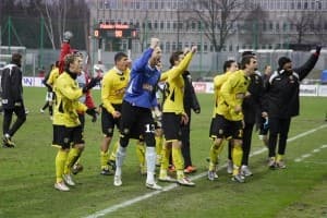 Piłkarze Widzewa cieszący się wraz ze swoimi kibicami
