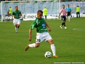 Robert Kaczmarek prostopadle podaje do swoich kolegów z ataku.