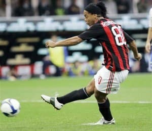 Ronaldinho nie chce opuszczać Milanu po zakończeniu kontraktu