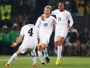 Forlan zdobył dwie ważne bramki, Alvaro Pereira dołożył jedną