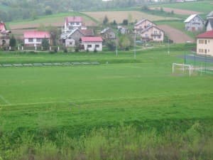 Stadion w Rzepienniku Strzyżewskim należy do ładniejszych w B-klasie