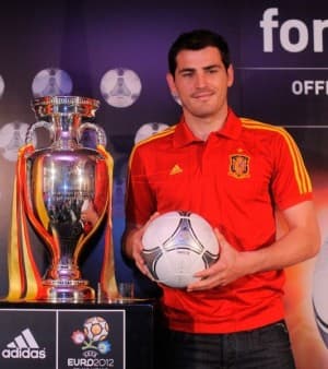 Iker Casillas zaprezentował najnowszą piłkę Tango 12 Finale