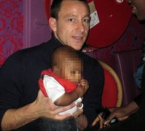 John Terry broni się twardo! Na zdjęciu pozuje z czarnoskórym dzieckiem. Ujęcie zrobiono, gdy sprawa leżała już w prokuraturze