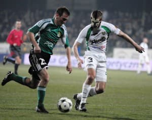 Tomasz Wróbel (z lewej) i jego koledzy będą musieli sobie radzić w Łodzi bez swoich kibiców