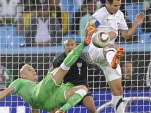 Carlos Bocanegra (z prawej), mimo że jest obrońcą, strzelił Polakom już dwa gole. W najbliższą sobotę będzie miał okazję do podwyższenia swojego wyniku