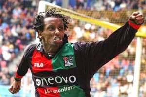Youssouf Hersi w koszulce NEC