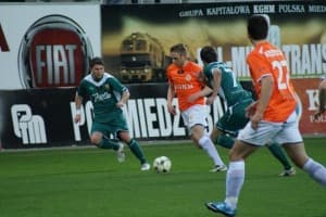 Piotr Ćwielong (z lewej) wszedł na drugą połowę meczu z PGE GKS-em Bełchatów