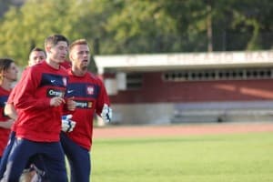 Robert Lewandowski i Artur Boruc. Pierwszy po zmarnowaniu świetnej okazji bramkowej stał się niewidoczny, drugi popełnił spory błąd przy golu na 2:1