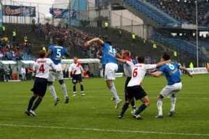 Zlatko Tanevski (nr 18) za moment strzeli zwycięskiego gola
