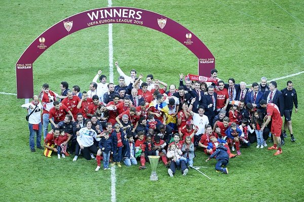Sevilla broni tytuł i wygrywa w Warszawie! Krychowiak z golem