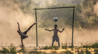 FJW: Na polach śmierci dziś gra się w piłkę – jak futbol w Kambodży próbuje zmartwychwstać