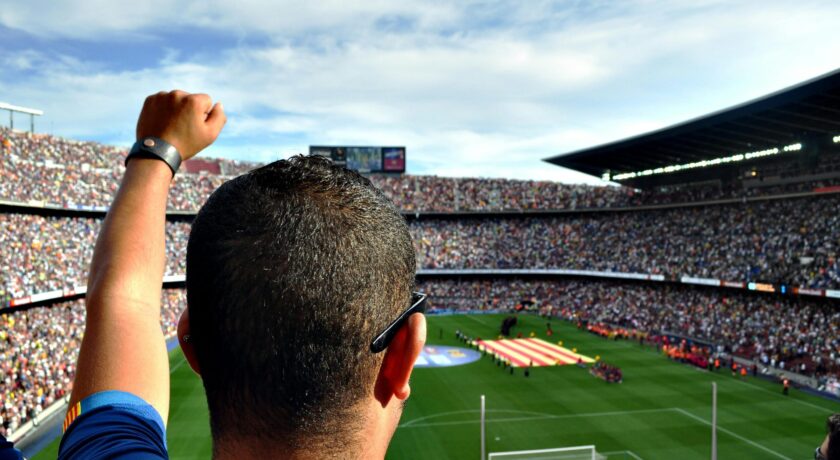 Znaki rozpoznawcze kibiców piłki nożnej – poznaj je!