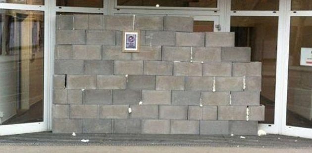 Kibice postawili mur przed wejściem do klubu